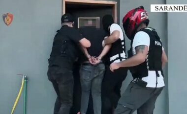 EMRI+VIDEO/ Me doza kokaine të bëra gati për t’i shitur në lokalet e natës, arrestohet në flagrancë 28-vjeçari në Sarandë