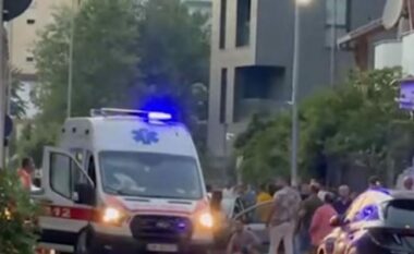 Aksident në Tiranë/ Dy makinat përplasen me njëra-tjetrën, përfundojnë në trotuar