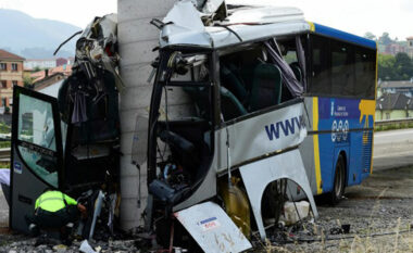 Aksidentohet autobusi me 60 pasagjerë, tre në gjendje kritike