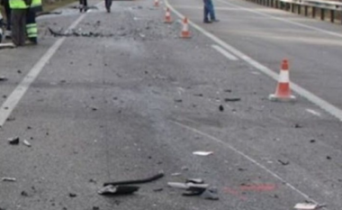 Aksident në autostradën Levan-Tepelenë/ Makina del nga rruga, dplagoset shoferi dhe pasagjerja