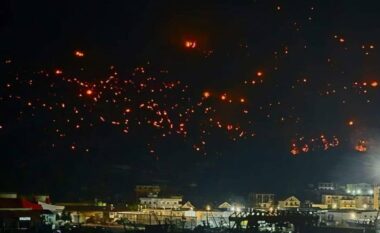 Pamje e frikshme nga Shëngjini, shihni si e ka rrethuar zjarri qytezën turistike