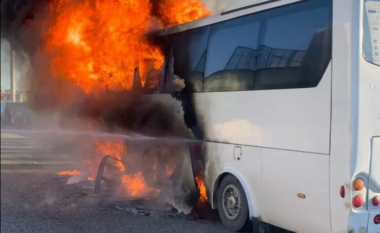Rrezikohen pasagjerët, merr zjarr autobuzi Tiranë-Elbasan, zbulohet shkaku