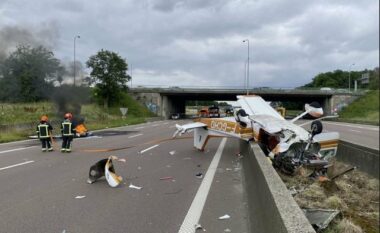 VIDEO/ Avioni humbet kontrollin dhe përfundon në autostradë, tre të vdekur