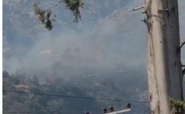 Zjarr i madh në Dhërmi, një helikopter ndërhyn nga ajri