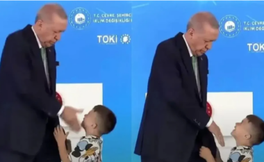 Vogëlushi nuk i puthi dorën, Erdogan e godet me shuplakë, pamjet bëjnë xhiron e rrjetit (VIDEO)