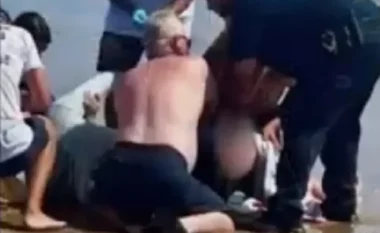 Momente tmerri, gruaja sulmohet nga peshkaqeni dhe ndiqet deri në breg të detit (VIDEO)