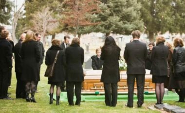 E pazakontë! Vajza merr propozim në funeralin e tezes, por arsyeja e tronditi