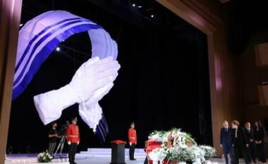 Lamtumirë kolosi i letrave shqipe/ Mbyllen homazhet në nder të Ismail Kadaresë, figura të politikës dhe artit nderojnë shkrimtarin