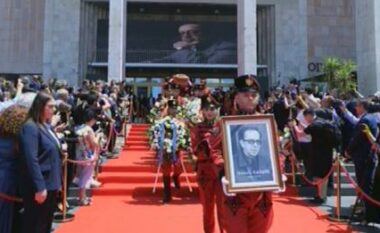 Lamtumirë gjeniu i Letërsisë Shqipe/ Mbyllen homazhet në nder të Ismail Kadaresë, figura të politikës dhe artit nderojnë shkrimtarin