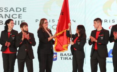 ”Paris 2024”/ Manastirliu i dorëzon flamurin Ekipit Olimpik Shqiptar që do përfaqësojnë Shqipërinë në Lojërat Olimpike
