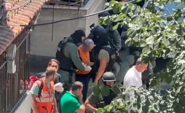 Terrorizoi Korçën duke qëlluar me armë nga ballkoni, lirohet nga qelia Edmond Naska