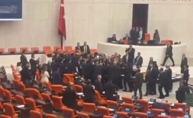 Plas sherri në parlament, deputetët goditen me grushta (VIDEO)
