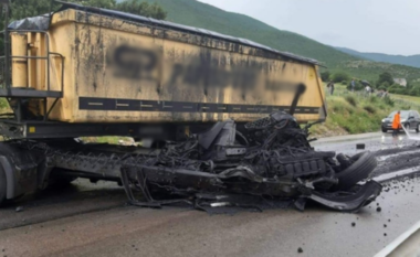 Aksident i rëndë në Kalimash/ Përmbyset kamioni i ngarkuar me krom, humb jetën 37-vjeçari