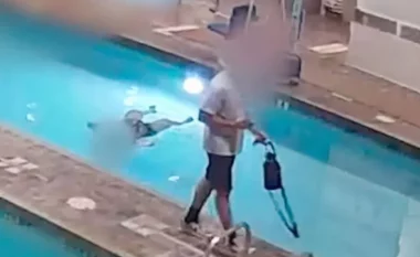 E rëndë/ 58-vjeçarja mbytet në pishinë, njerëzit notonin pranë saj dhe askush nuk e ndihmoi (VIDEO)