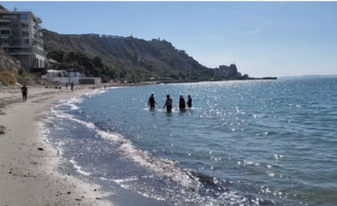 Durrës/ Pësoi infarkt sapo hyri në det, ndërron jetë 73-vjeçari
