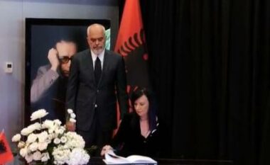 I shoqëruar nga bashkëshortja, kryeministri Rama homazhe në nder të Ismail Kadaresë