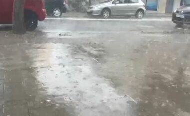 Trafik i rënduar në Vlorë, bllokohen rrugët nga reshjet e shiut