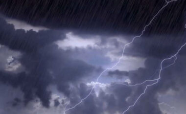 FOTO/ Stuhia e fortë shkakton dëme të mëdha në Malin e Zi, rrufeja vret kafshët
