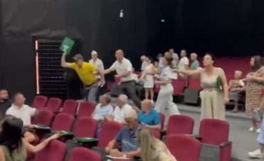 Tensione në Këshillin Bashkiak të Elbasanit për rritjen e çmimit të ujit, qytetari godet një nga këshilltarët socialistë (VIDEO)
