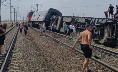 Treni del nga shinat, të paktën 100 të plagosur (VIDEO)