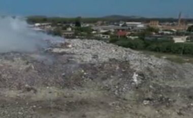 Tymi “pushton” qytetin e Vlorës, flakët ende aktive në fushën e mbetjeve