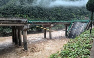 Tragjike/ Shembet ura, raportohet për 11 viktima dhe mbi 30 të zhdukur