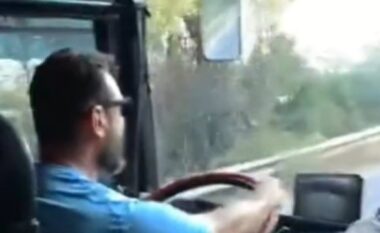 VIDEO/ E frikshme! Momentet e tmerrit të turistëve shqiptarë në autobus në Korfuz, shoferi lëshon timonin, i binte vetes me grushte e ulërinte