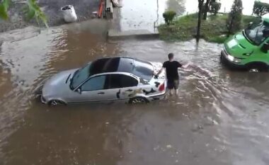 VIDEO/ Pamje katastrofike nga Librazhdi, i gjithë qyteti në ujë, ndërpritet edhe energjia