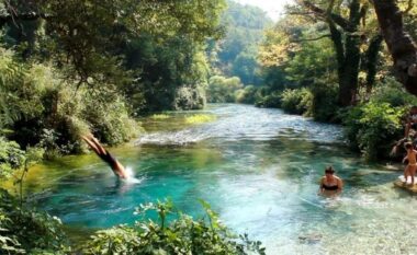 U hodh me kokë tek “Syri i Kaltër”, plagoset i riu, niset drej Traumës