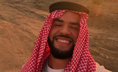 “Habibi, welcome to Albania” – Noizy pozon si sheik në fotografinë e fundit