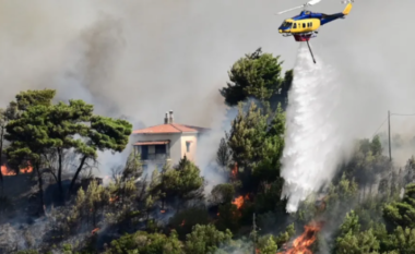 Flakë deri në 25 metra lartësi, Greqia nis evakuimin e banorëve