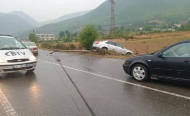 Aksident në Bulqizë, makina përplaset me shtyllën, plagoset rëndë drejtuesi i mjetit