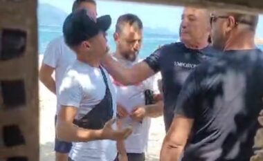 VIDEO/ Qytetari i ankohet për hapësirat e plazhit, pronari i ‘Regina’ Vasil Bedinaj e godet me grusht