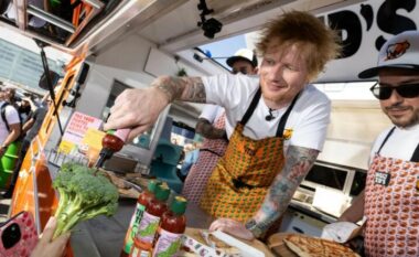 Ed Sheeran nënshkruan autografe me salcë të nxehtë në një supermarket