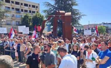 Serbët protestojnë në Mitrovicë të Veriut kundër hapjes së urës mbi Ibër