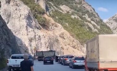 Për më shumë se 2 orë bllokohet qarkullimi në “Rrugën e Arbrit”, trafik i rënduar për faj të gurores te “Shkalla e Pojanit”