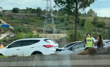 Aksident në Qafën e Kasharit, trafik i rënduar në autostradën Tiranë-Durrës