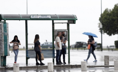 Stuhi e fortë në Greqi, ndërpritet transporti rrugor