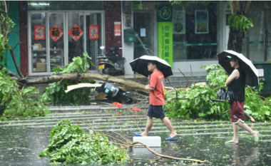 FOTO/ Tajfuni i frikshëm shkakton kaos, 2 viktima dhe dëme të shumta në provincën kineze Hainan