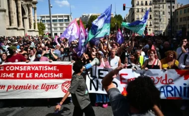 Kandidati i tyre u refuzua nga Macroni, protesta masive nga sindikatat dhe partitë politike të majta në Francë kundër kryeministrit të ri