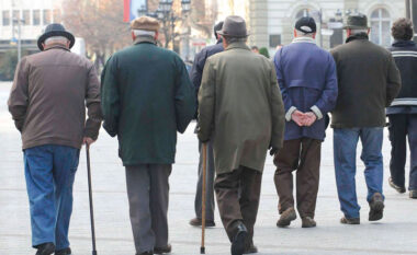 Protesta e të moshuarve/ Kërkojnë rritje të pensioneve për të jetuar me dinjitet (FOTOT)