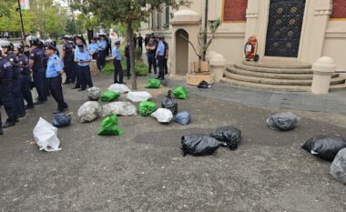 Protesta opozitës para Bashkisë së Tiranës, hidhen qese me mbeturina drejt godinës