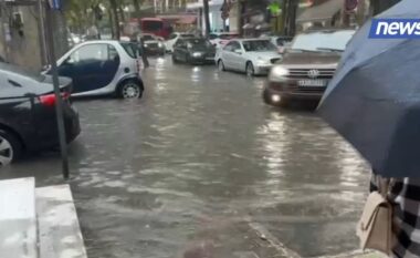 Moti i keq pushton Shqipërinë/ Trafik i rënduar në kryeqytet, makinat qarkullojnë me vështirësi nga reshjet e dendura