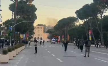 Protesta e opozitës, flakë para Presidencës