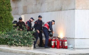 Çfarë pritet të ndodhë në protestë? Policia në gatishmëri, pozicionon fikëset e zjarrit pranë Kryeministrisë