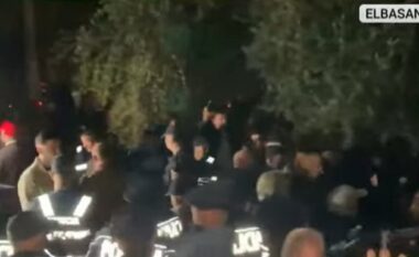 Situatë e tensionuar në Bradashesh, protestuesit përplasen fizikisht me policinë, shoqërohet një nga protestuesit