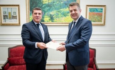 Shqipëria zyrtarisht çel ambasadën në Ukrainë, ambasadori Filo dorëzon letrat kredenciale