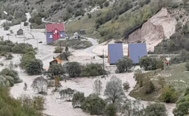 VIDEO/ Dy lumenj dalin nga shtrati dhe përmbytin disa shtëpi në Mal të Zi