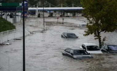 Franca përfshihet nga moti i keq, alarm i kuq në gjashtë zona