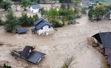 Gjendje e jashtëzakonshme në Bosnjë-Hercegovinë, vazhdojnë kërkimet për të zhdukurit nga përmbytjet